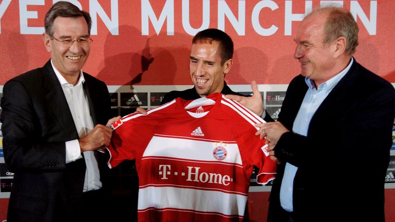Franck Ribery (M.) wechselt von Olympique Marseille zum FC Bayern München. 