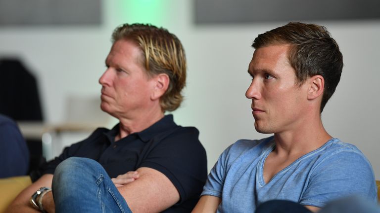 Markus Gisdol (l.) war bis Jannuar 2018 Trainer des HSV. Nun versucht sich Hannes Wolf.