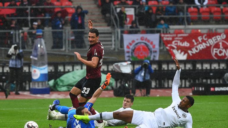 Sebastian Haller trifft in der Nachspielzeit für Frankfurt gegen Nürnberg.