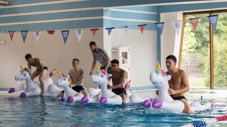 Das Bild von Harry Maguire (r.) auf einem schwimmenden Einhorn soll auf Englands 50-Pfund-Schein. Quelle: twitter.com/jesselingard