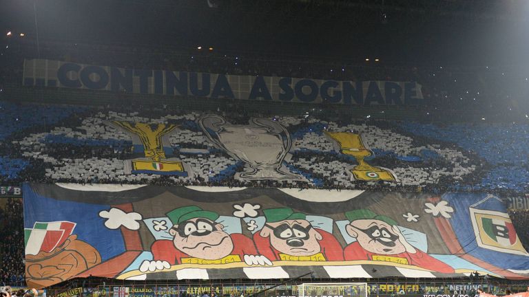 Für das Derby d'Italia gegen Juventus Turin haben sich die Fans von Inter Mailand am 18. Oktober 2015 diese spektakuläre Choreo ausgedacht.