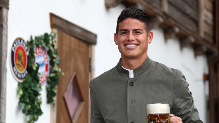 James Rodriguez knipste vor dem Zelt ein tadelloses Zahnpasta-Lächeln an.