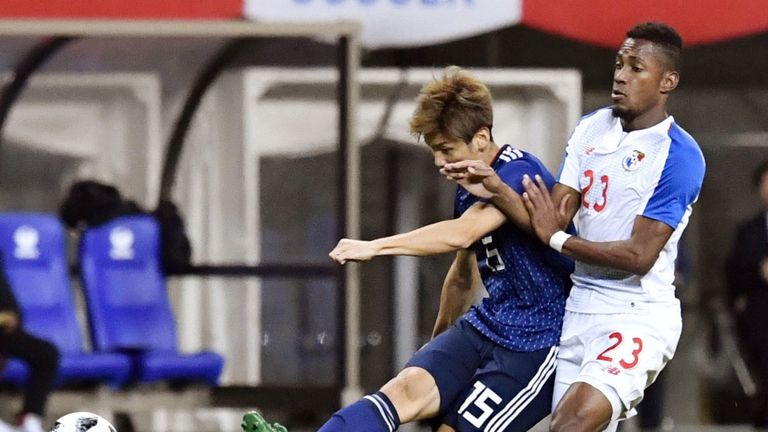 Werder Bremens Yuya Osako (l.) gewinnt mit der japanischen Nationalmannschaft gegen Panama.