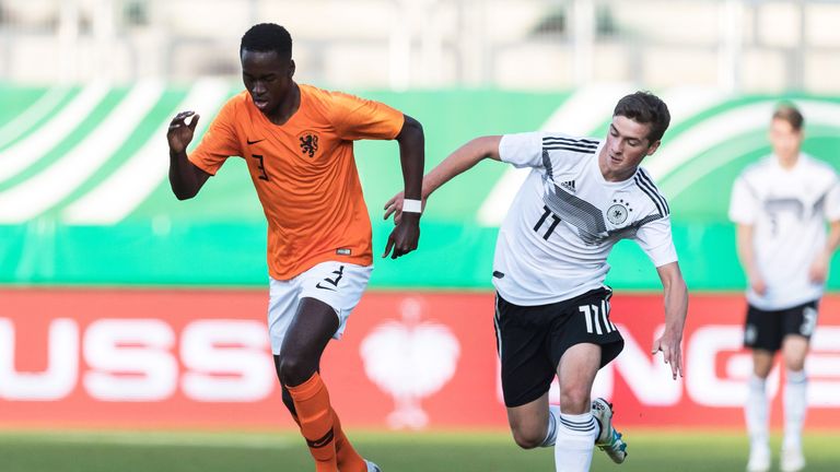 Der Niederländer Jordan Teze (l.) sorgte im Spiel gegen die deutsche U20 für einen Skandal.