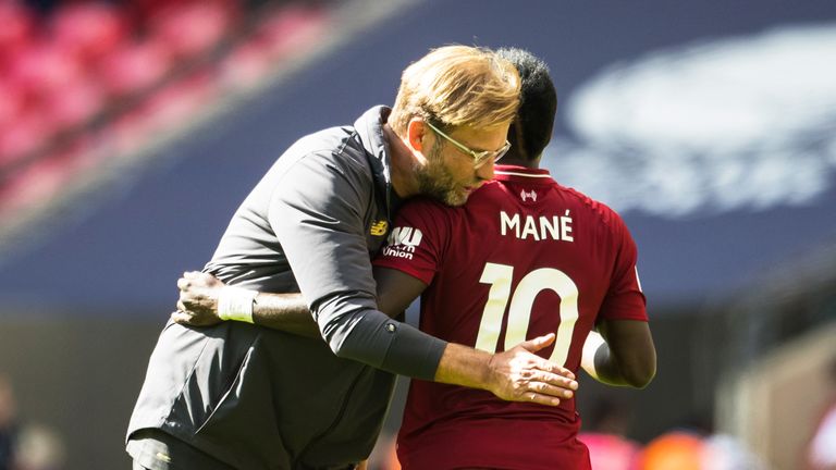 Liverpool-Coach Jürgen Klopp (l.) muss vorerst auf Sadio Mane verzichten.