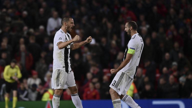 Das Innenverteidiger-Duo Giorgio Chiellini (r) und Leonardo Bonucci (l) beeindruckte Man United-Coach Jose Mourinho. Er schwärmte, dass die Routiniers an der Harvard Universität Unterricht geben könnten, wie man als Innenverteidiger spielt. 