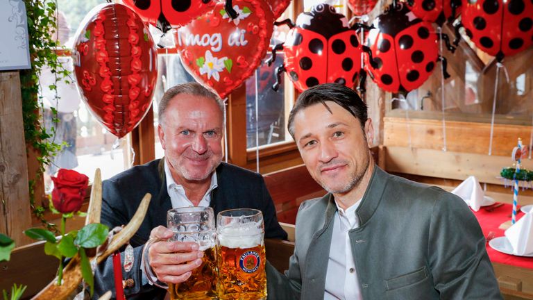 Die große Lockerheit kam auch in der Loge nicht auf. Ein bisschen gelöster wirken die Gesichter von Karl-Heinz Rummenigge (l.) und Niko Kovac dann aber schon.