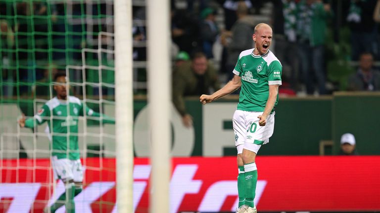 Bremens Neuzugang Davy Klaassen trifft zum 1:0 gegen den VfL Wolfsburg.
