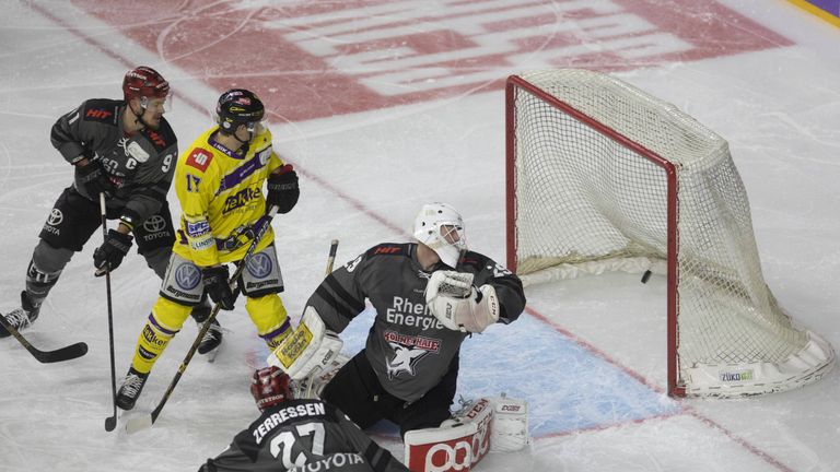 Die Kölner Haie (graue Trikots) kassieren gegen Krefeld ihre dritte Ligapleite in Folge. 