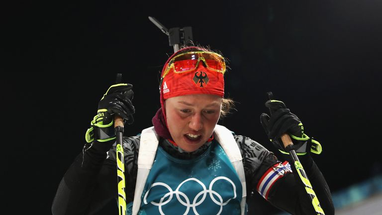 Biathlon-Olympiasiegerin Laura Dahlmeier muss für unbestimmte Zeit mit dem Leistungssport-Training aussetzen. 