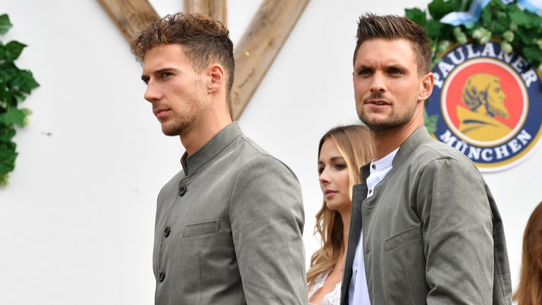 Partylaune sieht anders aus: Lange Gesichter bei Leon Goretzka (l.) und Sven Ulreich.