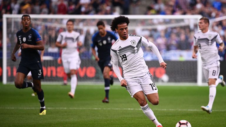 Leroy Sane sorgt mit Tempo-Dribbling gegen Frankreich immer wieder für Gefahr. 