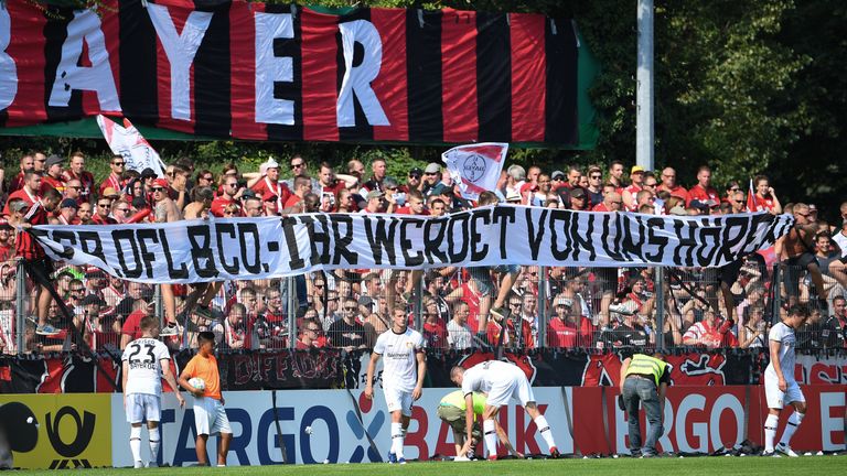 Aus dem aus dem Leverkusener Zuschauerblock fliegen Papierkugeln sowie zahlreiche Papierschnipsel auf das Spielfeld.