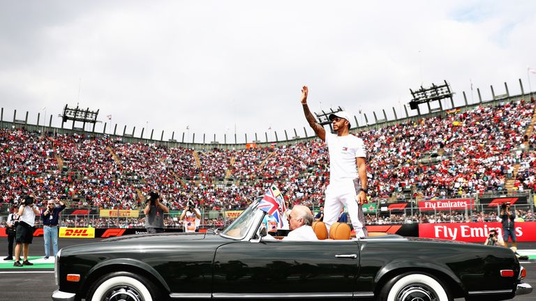 Mercedes-Pilot Lewis Hamilton feiert seinen fünften WM-Titel.