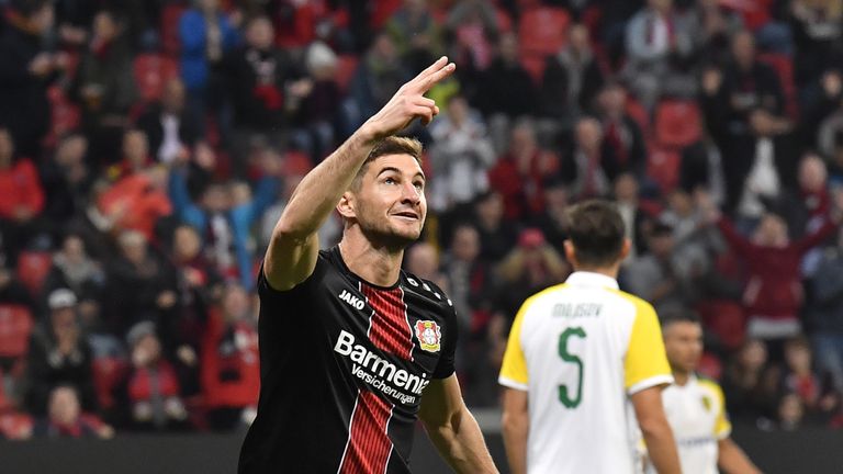 Alario erzielt in der Europa League einen Doppelpack.