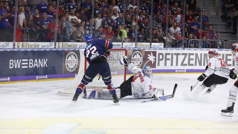 Die Adler Mannheim gewinnen am 10. Spieltag  gegen das Schlusslicht Schwenninger Wild Wings.
