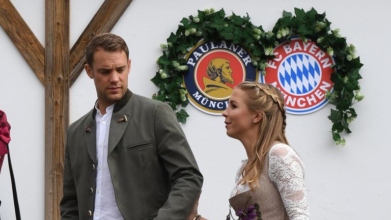 Kapitän mit Sorgenfalten auf der Stirn: Manuel Neuer führt seine Ehefrau Nina Weiss ins Zelt.