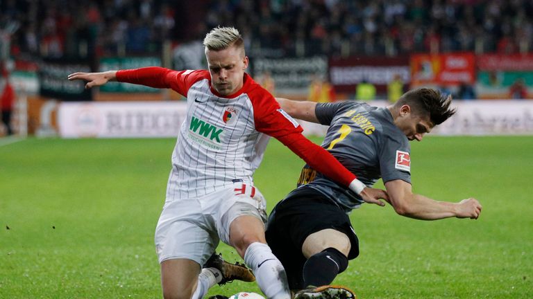 Philipp Max im Zweikampf mit Marcel Sabitzer (r.).