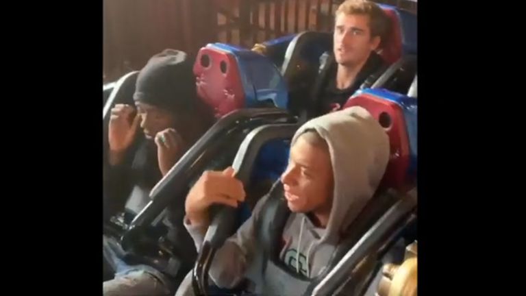 Kylian Mbappe, Antoine Griezmann, Ousmane Dembele und Paul Pogba machen Disneyland unsicher - oder auch andersrum... (Bildquelle: instagram/paulpogba).
