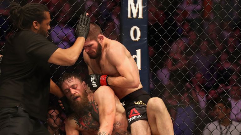 Der Moment der Niederlage McGregor muss nach einem Würgegriff von Khabib Nurmagomedov aufgeben.