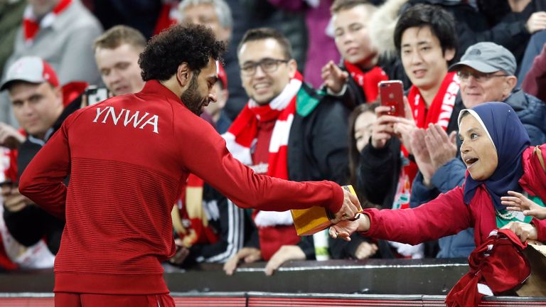 Mo Salah machte einen Fan mit seinem Trikot glücklich und wurde auch von der Frau beschenkt. 