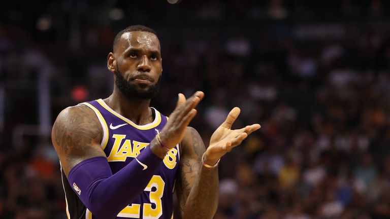 Lebron James feiert seinen ersten Sieg mit den Lakers.
