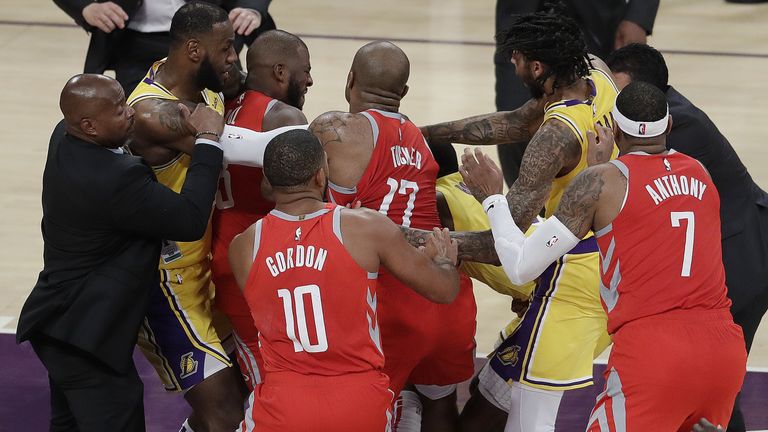 Im Spiel der Los Angeles Lakers gegen die Houston Rockets flogen nicht nur Bälle durch die Luft.