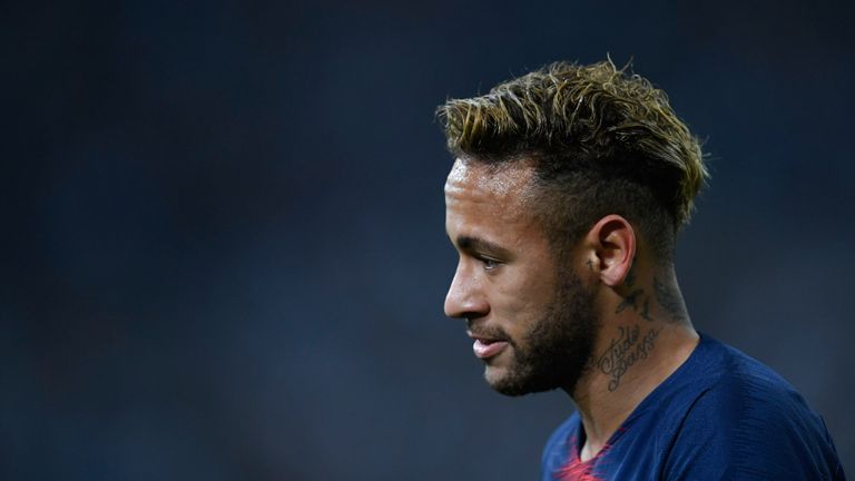 Neymar muss sich in einem Betrugs- und Korruptionsprozess verantworten.
