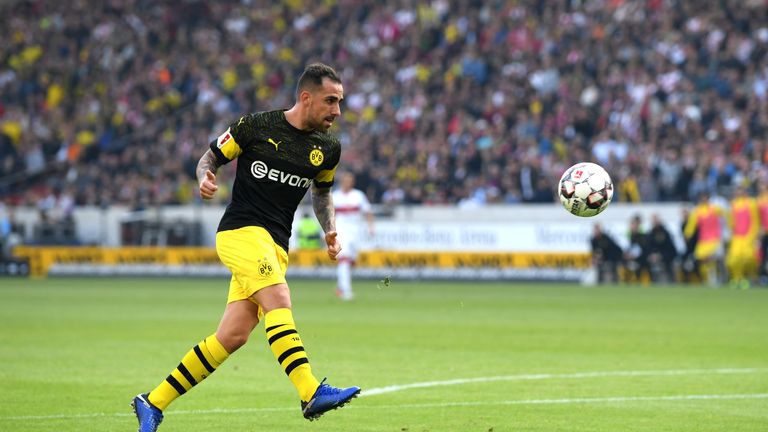 Paco Alcacer erzielt mit diesem schönen Lupfer das 3:0 in Stuttgart.