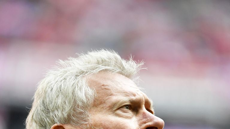 Paul Breitner kritisiert die Pressekonferenz der Bayern-Bosse scharf.