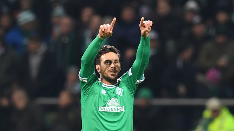 Claudio Pizarro feiert sein Tor gegen Leverkusen.
