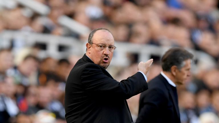 Rafael Benitez wird von der FA für Äußerungen über einen Schiedsrichter bestraft.