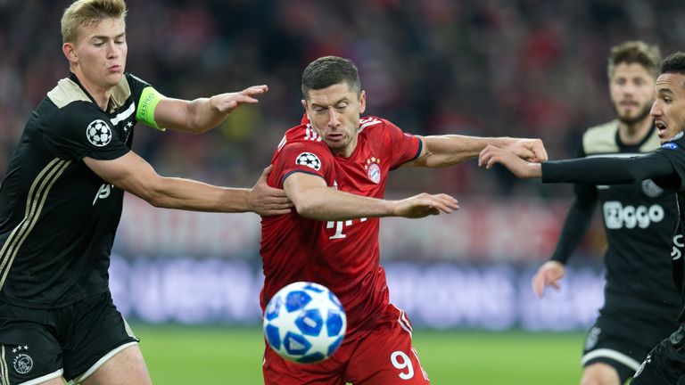 WEITERES MANKO: die Bindung zu Robert Lewandowski. Der Pole konnte einem schon fast leidtun. Er wirkte wie ein Fremdkörper im Spiel der Bayern. Lediglich 26 Ballaktionen und zwei Torschüsse sprechen eine deutliche Sprache.