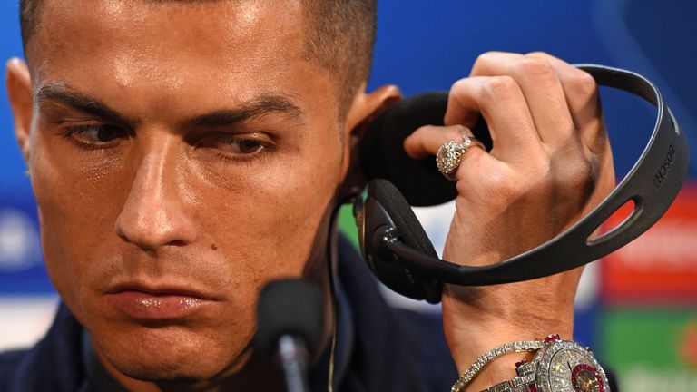 Cristiano Ronaldo trägt auf der Pressekonferenz eine millionenschwere Uhr.