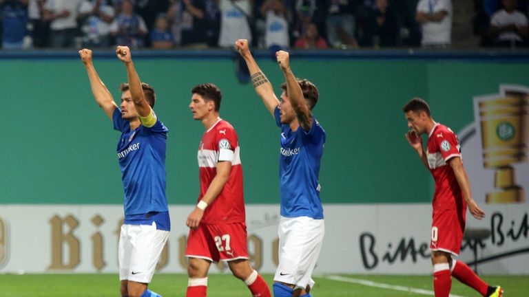 Drittligist Hansa Rostock schaltet in der 1. Runde des DFB-Pokals Bundesligist VfB Stuttgart aus.
