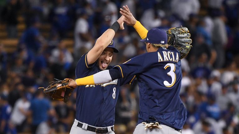 Ryan Braun (l.) und Orlando Arcia bejubeln den 4:0-Sieg der Milwaukee Brewers bei den Los Angeles Dodgers.