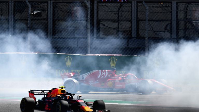 Sebastian Vettel kollidierte im Ferrari (hinten) in Austin in der ersten Runde mit Daniel Ricciardo im Red Bull.