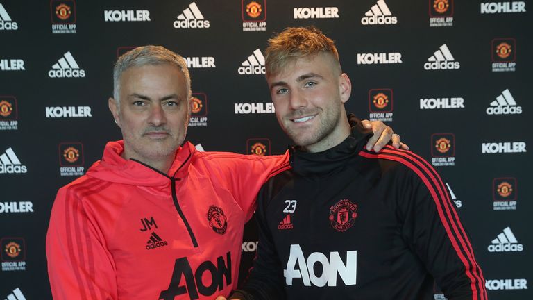 Jose Mourinho (l.) beglückwünscht Luke Shaw zu seiner Vertragsverlängerung bei Manchester United.