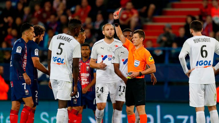 18 Gelbe, eine Gelb-Rote und zwei Rote: Das ist der Topwert in Frankreich. In neun Spielen aufgestellt von SM Caen.