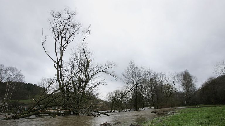 Sturm Kyrill wütet über Deutschland und hinterlässt Spuren der Verwüstung.