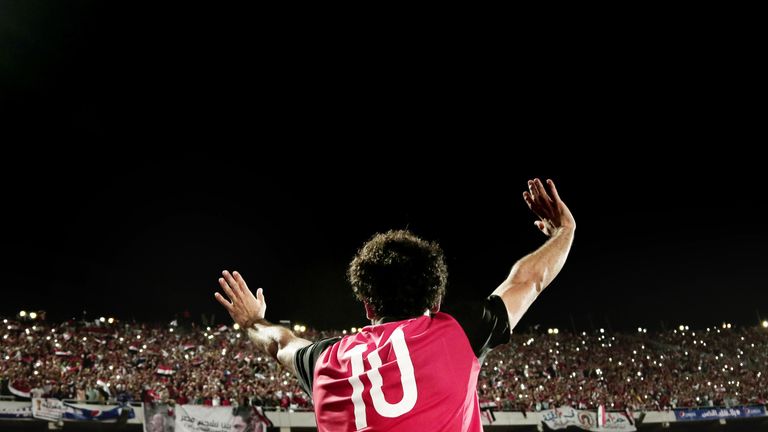 Mohamed Salah musste kurz vor Schluss verletzt ausgewechselt worden - zuvor gelang ihm ein Traumtor.