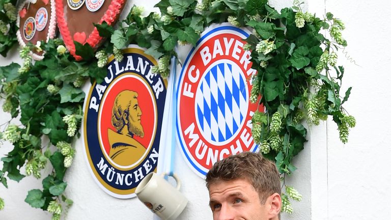 Thomas Müller ist nicht nach Späßen zu Mute. Ein kurzer Gruß und ab ins Zelt.