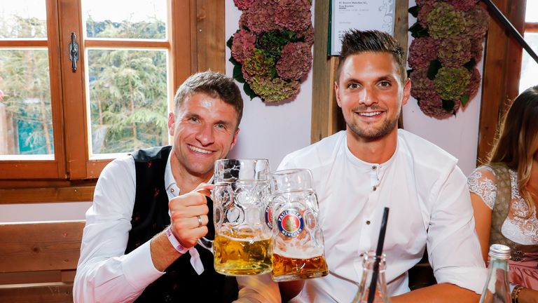 Eine dreiviertel Maß später sieht die Welt dann doch schon wieder anders aus: Thomas Müller (l.) und Sven Ulreich stoßen auf bessere Zeiten an.