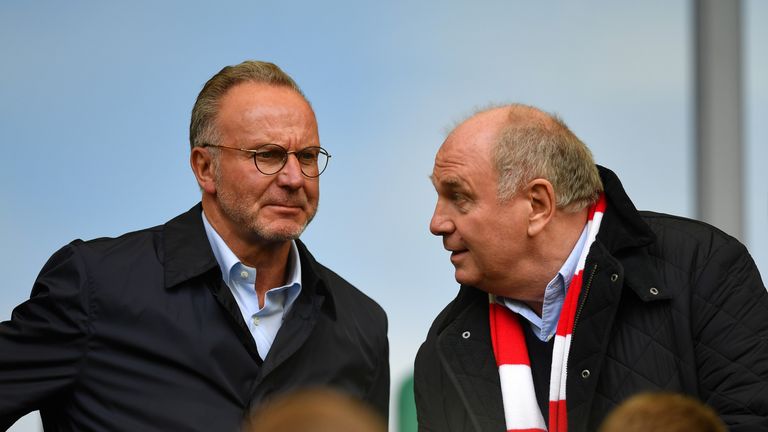 Bayern Münchens Präsident Uli Hoeneß (r.) und Vorstandschef Karl-Heinz Rummenigge auf der Tribüne beim Spiel des VfL Wolfsburg gegen den deutschen Rekordmeister.