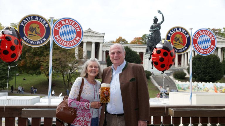 Präsident Uli Hoeneß in Begleitung von Ehefrau Susanne: Vielleicht bringt der Marienkäfer-Luftballon im Hintergrund seinem Klub künftig mehr Glück als zuletzt.