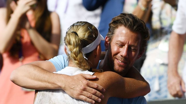 Angelique Kerber umarmt Wim Fissette nach dem Wimbledon-Finale im Sommer 2018.