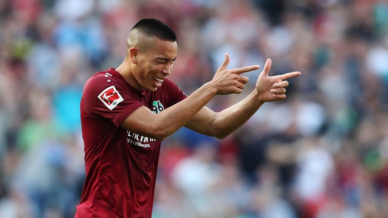 Hannovers Doppeltorschütze Bobby Wood hat allen Grund zur Freude.