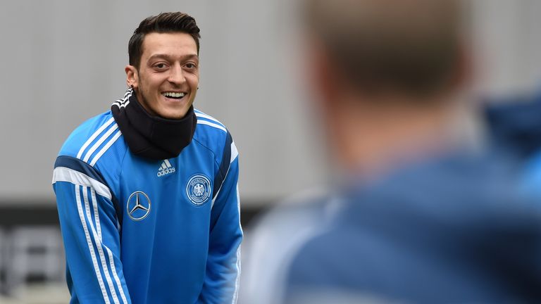 Mesut Özil unterstützt das DFB-Team auch nach seinem Rücktritt.