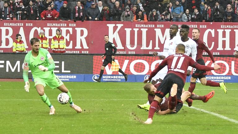 Nürnbergs Adam Zrelak trifft mit seinem ersten Kontakt gegen Frankfurt.