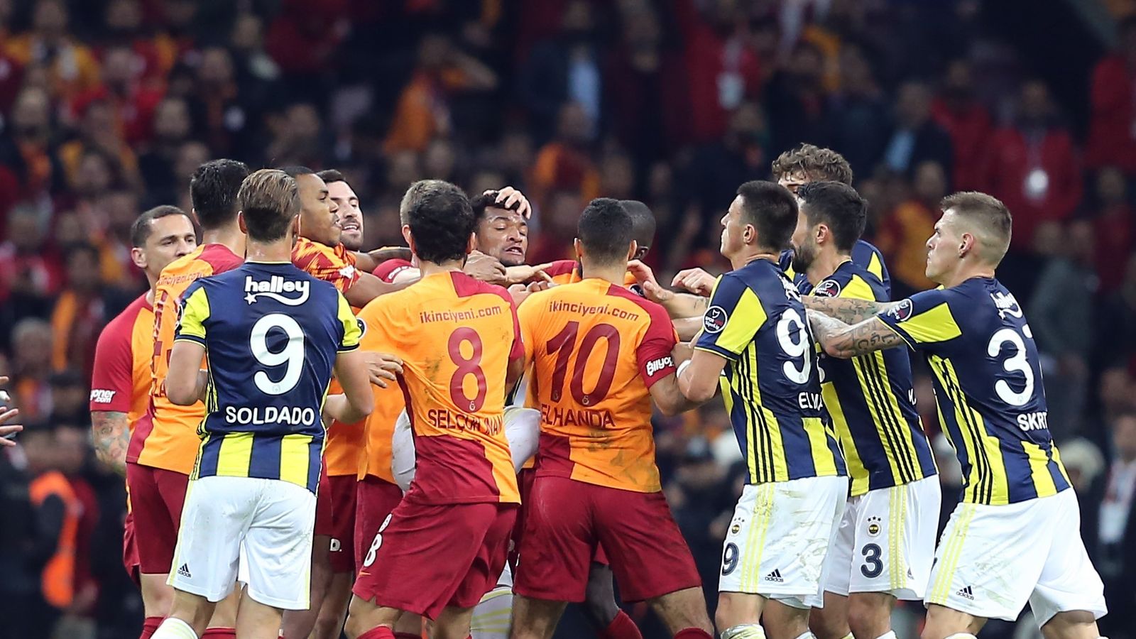 Galatasaray Vs. Fenerbahce Endet In Massenschlägerei | Fußball News ...